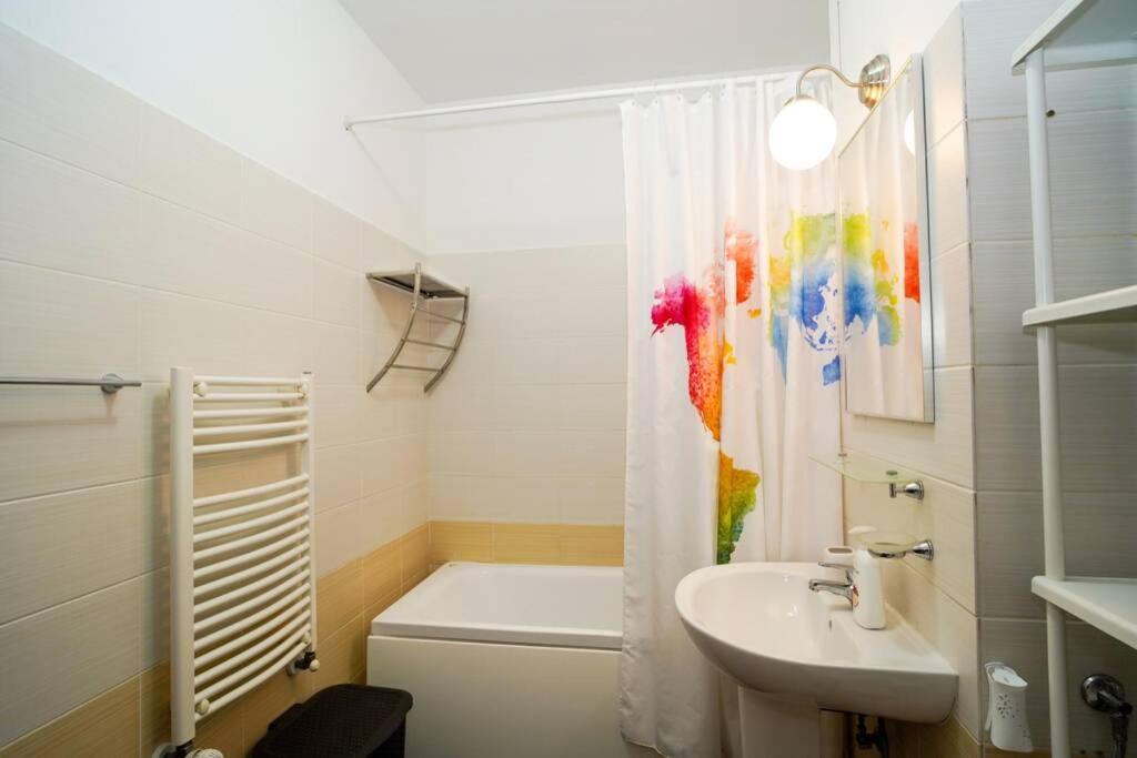 Sky Modern 1 Bedroom Apt W Free Parking Бухарест Екстер'єр фото